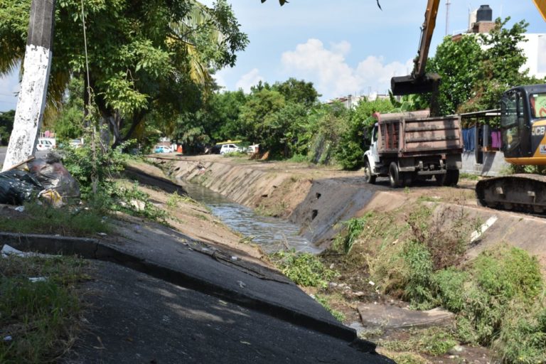 Obras Públicas desazolva canal de la avenida Francisco Noyola