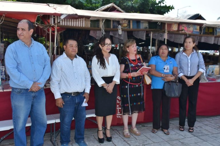 Recibe Itzé Camacho donación de libros para bibliotecas municipales