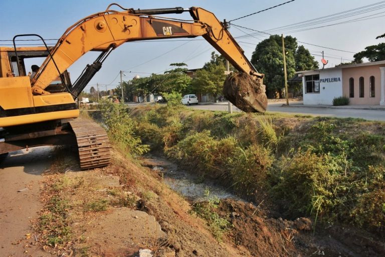 Obras Públicas desazolva canales de Lázaro Cárdenas