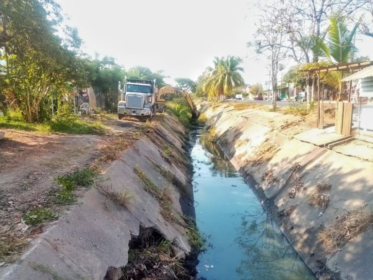 Avanzan trabajos de desazolve de canales en Lázaro Cárdenas