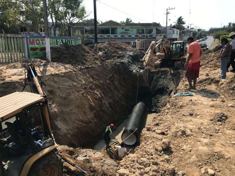 Avanza reparación de colector de aguas residuales avenida Rector Hidalgo