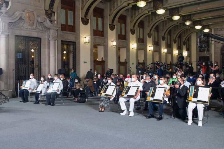 Presidente entrega condecoración Miguel Hidalgo a personal de salud; «son heroínas y héroes que están atendiendo afectados por COVID»