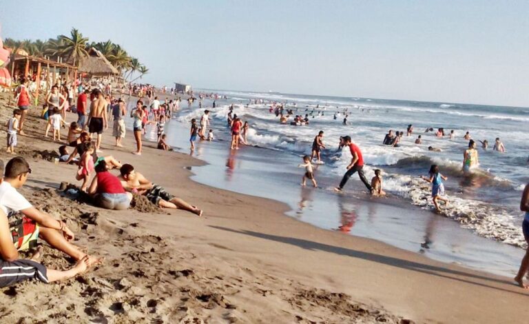 Vacacionistas de semana santa empiezan a llegar a las playas de Lázaro Cárdenas